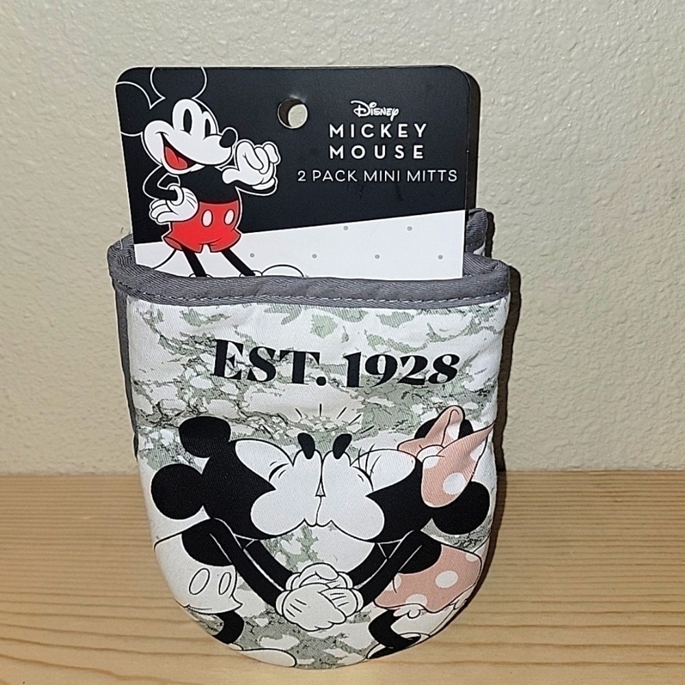 DISNEY Mickey Mouse & Minnie Mouse oven mitts